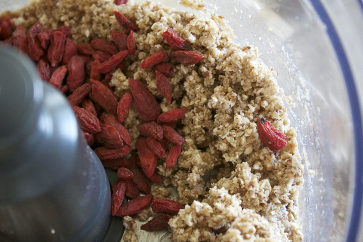 Gluten-Free Almond, Oat, Goji snacks